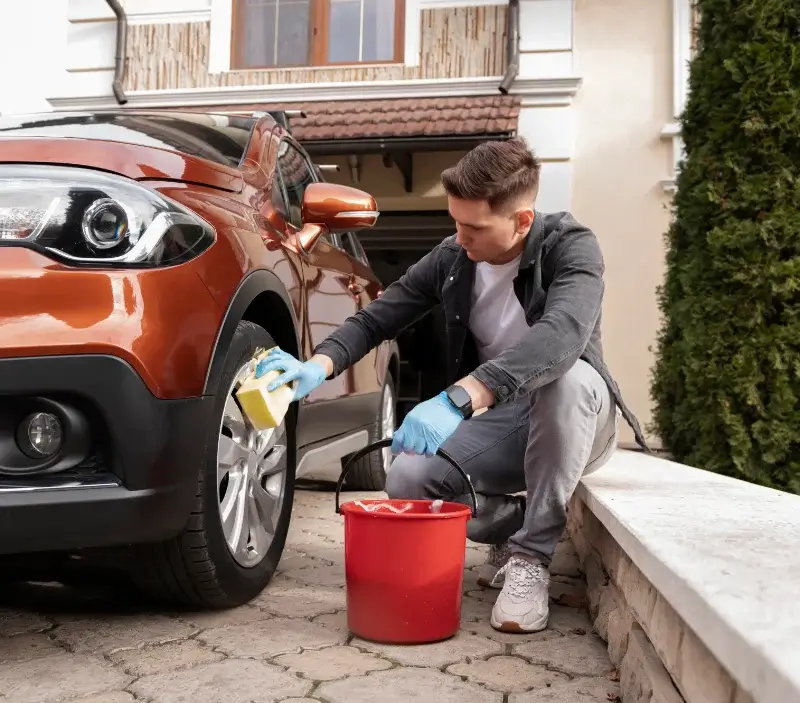 Lavage auto à domicile Andelat : professionnel intervenant sur un véhicule